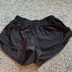 Black size 6 Lululemon 2.5 inch Hotty Hot Shorts